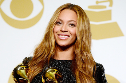 Wajah Beyonce Dikerubungi Lebah Saat Rayakan Valentine