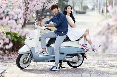 Imutnya IU dan Song Jae Rim Menari Bawa Permen di Iklan Sepatu