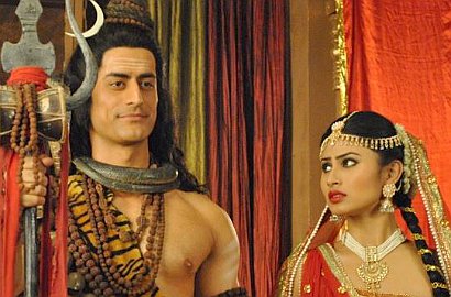 Mouni Roy 'Sati' dan Mohit Raina 'Mahadewa' Ketahuan Berkencan