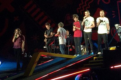 Zayn Malik Tinggalkan Konser One Direction