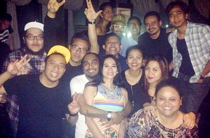 Foto Pelukan Aura Kasih dan Glenn Fredly Jadi Bukti Pacaran?