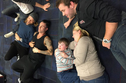 Ini Reaksi Menarik Adam Levine Saat Temui Fans Down Syndrome