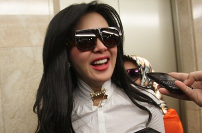 Syahrini Kenakan Kaca Mata Ala Lady GaGa di Teaser Video 'Seperti Itu'