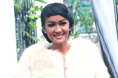 Kenaikan Dolar Bikin Julia Perez Pusing Bayar Utang Pengobatan