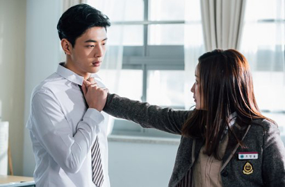 Kim Hee Sun Nyentrik, Ji Hyun Woo Tampil Manis di Poster Karakter 'Angry Mom'