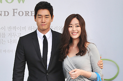 Yoo Ji Tae dan Kim Hyo Jin Unggah Foto Putra Pertama Mereka