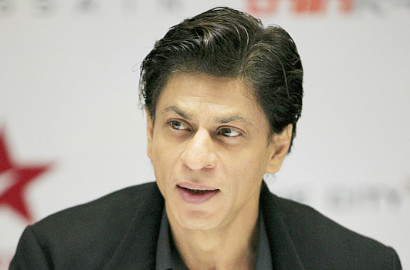 Baru 2 Tahun, Anak Shahrukh Khan Pose Imut Bergaya Bisa Baca Buku