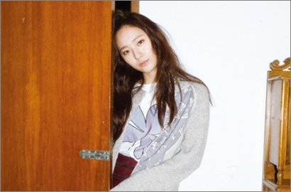 Krystal f(x) Syok Dipeluk Fans di Bandara