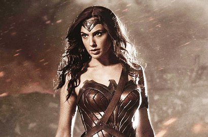 Payudara Wonder Woman di 'Batman v Superman' Dikritik Terlalu Kecil
