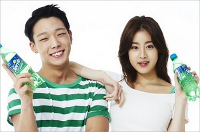 Intip Segarnya Kang Sora dan Bobby iKON Jadi Bintang Iklan Minuman Soda