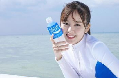 Kim So Hyun Menggemaskan di Syuting Iklan Minuman Pengganti Cairan Tubuh