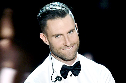 Seorang Fans Nekat 'Serang' Adam Levine di konser Maroon 5