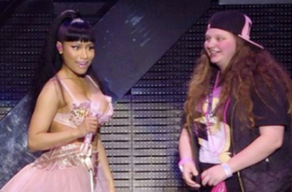 Nicki Minaj Berikan 'Lap Dance' Kepada Fans Saat Konser