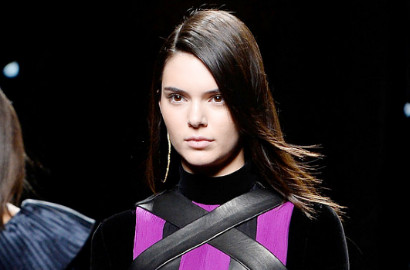 Mirip Kim Kardashian, Kendall Jenner Akui Hobi Foto Selfie