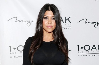 Hamil Tua, Kourtney Kardashian Nekad Pose Polos