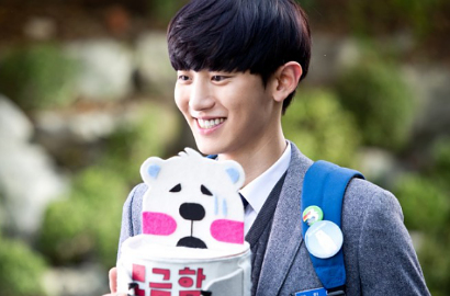 Chanyeol EXO Tebarkan Senyum Ceria di Set Film 'Jang Soo Shop'