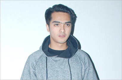 Ricky Harun Pamer Imutnya Sang Buah Hati Nemplok Manja