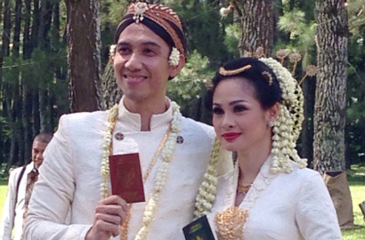 Andien Tampil Elegan Dibalut Kebaya Putih di Acara Pernikahannya