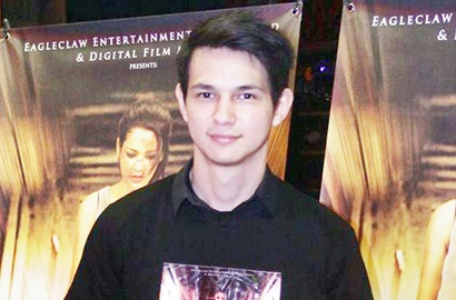 Marcell Darwin Cium Mesra Wanita Misterius?