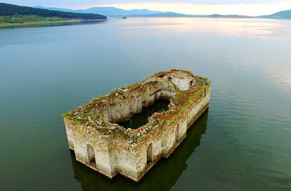 Pemandangan Unik di Bulgaria, Gereja 'Teronggok' di Tengah Danau