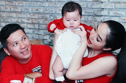 Buktikan Ibu Sejati, Gisella Pamer Kulkas  Penuh ASI untuk Anak