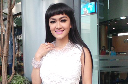 Sering Diingatkan Shalat Bikin Julia Perez Luluh dengan Satpam Ganteng Mumu