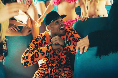 Chris Brown Naik di Bis di Video Klip 'Five More Hours' ft. Deorro