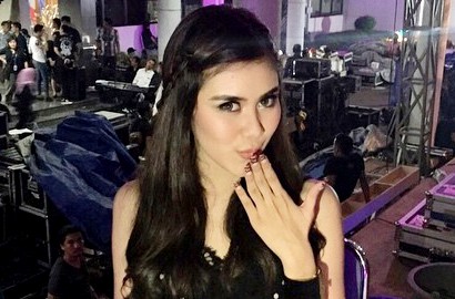 Instagram Difollow 2 Juta Follower, Syahnaz Sadiqah Cium Mesra Fans