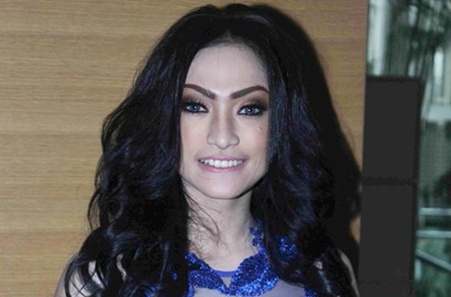 Amel Alvi Tetap Berkelit Walau Baju Mirip dengan Artis PSK AA