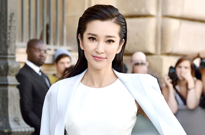 Li Bingbing Tunjukan Dukungan untuk Jackie Chan dengan Foto Konyol