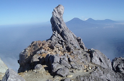 Pendakian Merapi Ditutup Sementara Usai Pendaki Jatuh ke Kawah