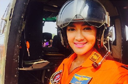 Foto Bareng Boyzone, Fans Ingatkan Julia Perez untuk Jaga Perasaan Mumu