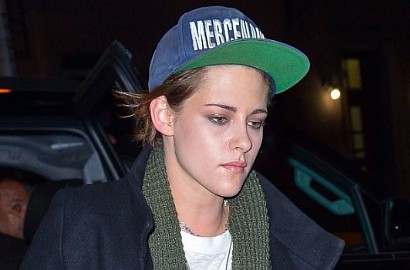 Diisukan Lesbian, Kristen Stewart Kepergok Pelukan Mesra dengan Wanita