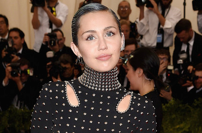 Pose Seksi, Miley Cyrus Sengaja Pamer Bulu Ketiak Lagi