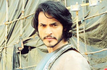 Biasa Pamer Foto Lavina, Ravi Bhatia 'Salim' Ceria Pose Bareng Gadis Lain