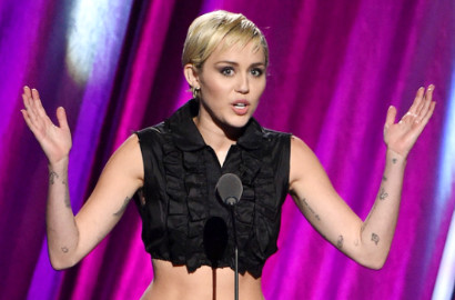 Niat Saingin Kim K, Miley Cyrus Pose Telanjang Bareng Babi di PAPER