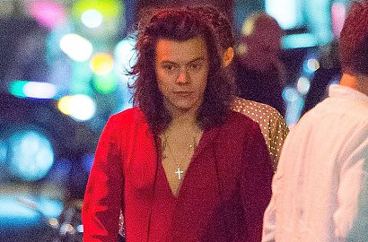 Harry Styles Santai Berpesta Meski Dikabarkan Keluar dari 1D