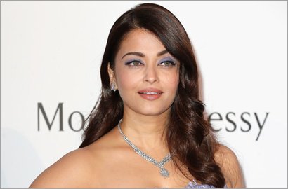 Aishwarya Rai Gendong Sang Putri, Cantikan Mana?