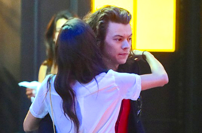 Harry Styles 1D Bermalam di Hotel dengan Seorang Model?