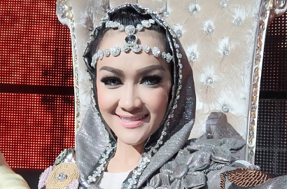 Foto Julia Perez Pamer Baca Alquran Menuai Kritikan dari Publik