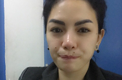 Inilah Curahan Hati Nikita Mirzani di Depan Pusara Kedua Orangtuanya