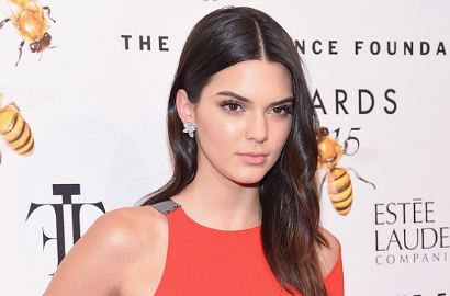 Tak Hiraukan Kim Kardashian, Kendall Jenner Bikin Tato Persahabatan