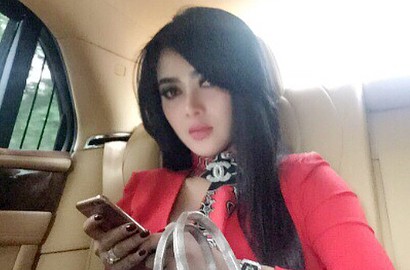 Netter Heboh Syahrini Peluk Bocah dengan Posisi Aneh