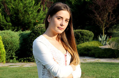 Usai Digosipkan Pacaran, Selin Sezgin 'Elif' Terbang ke Luar Negeri