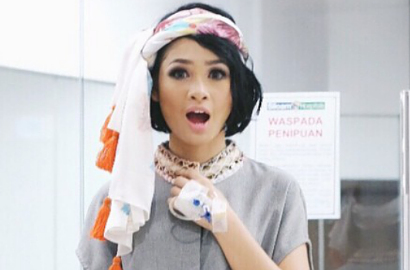 Demi Fans, Andien Rela Manggung dengan Tangan Diinfus