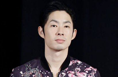 Lucunya Vanness Wu Tiduran Bareng Dua Anjing Kesayangan