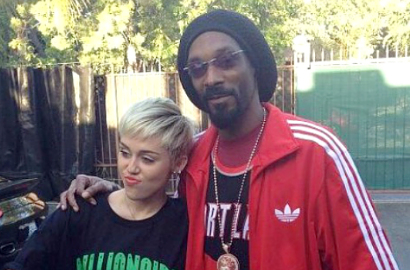 Miley Cyrus dan Snoop Dogg Nongkrong Bareng Sambil Ngerokok Ganja