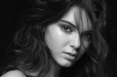 Kendall Jenner Topless di Iklan Lingerie Baru Ini
