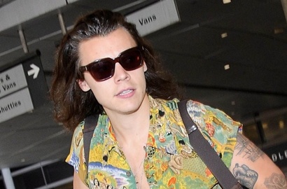 Harry Styles Jatuh di Konser 1D, Fans Ngakak dan Bikin Meme Kocak