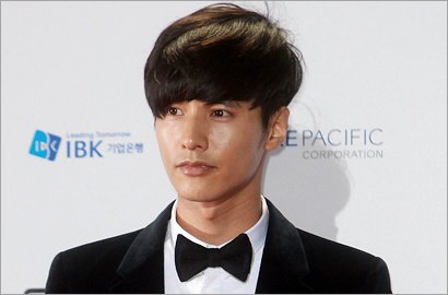 Sudah Jadi Suami, Won Bin Malah Makin Ganteng di Foto Iklan Center Pole